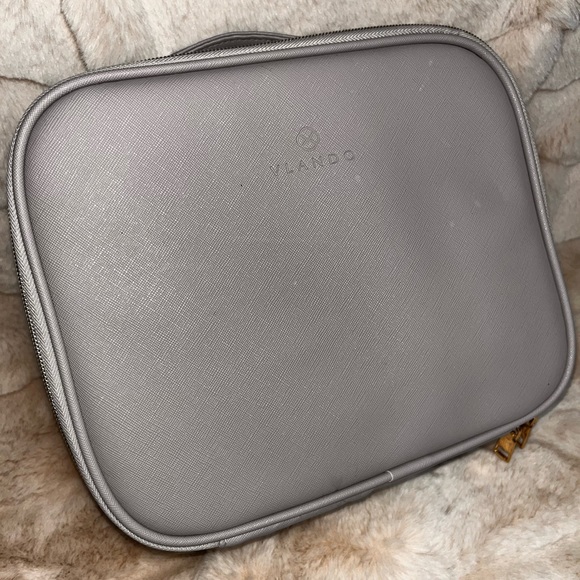 Cilantro make up travel bag in light silver/grey - Picture 9 of 12